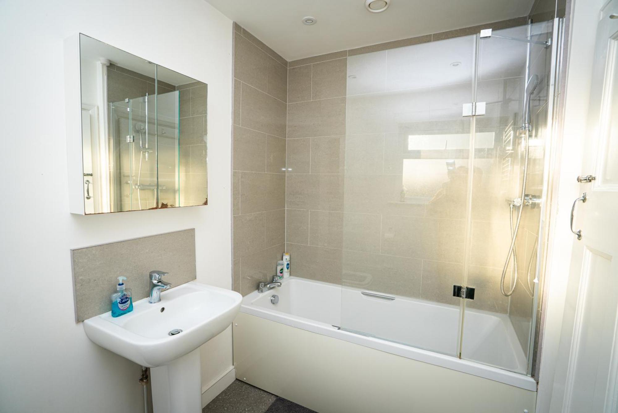 Haven Hotel Bath Exterior photo