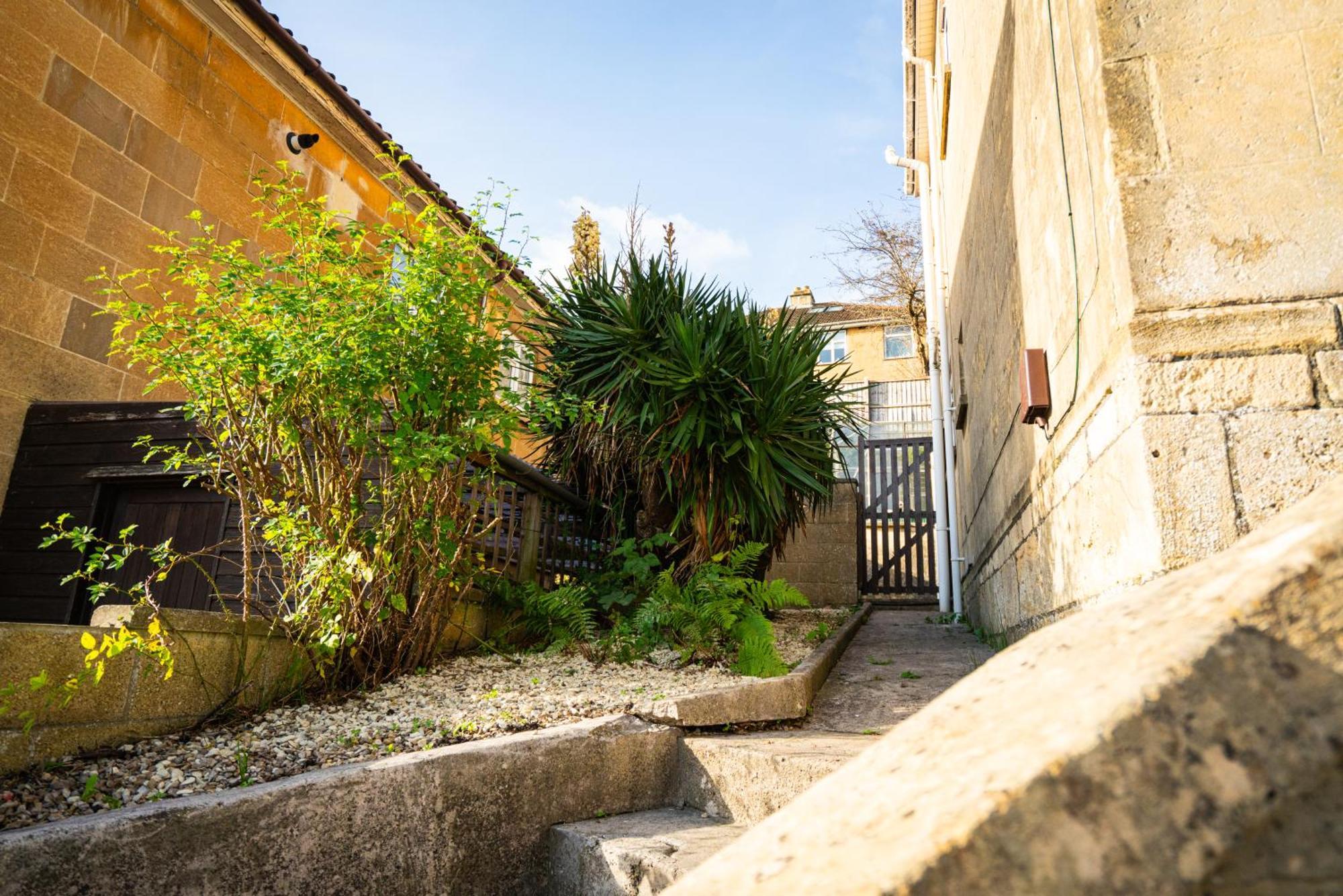 Haven Hotel Bath Exterior photo